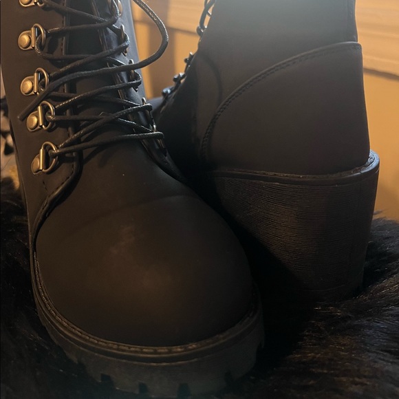 Ladies Black Boots - Picture 3 of 11